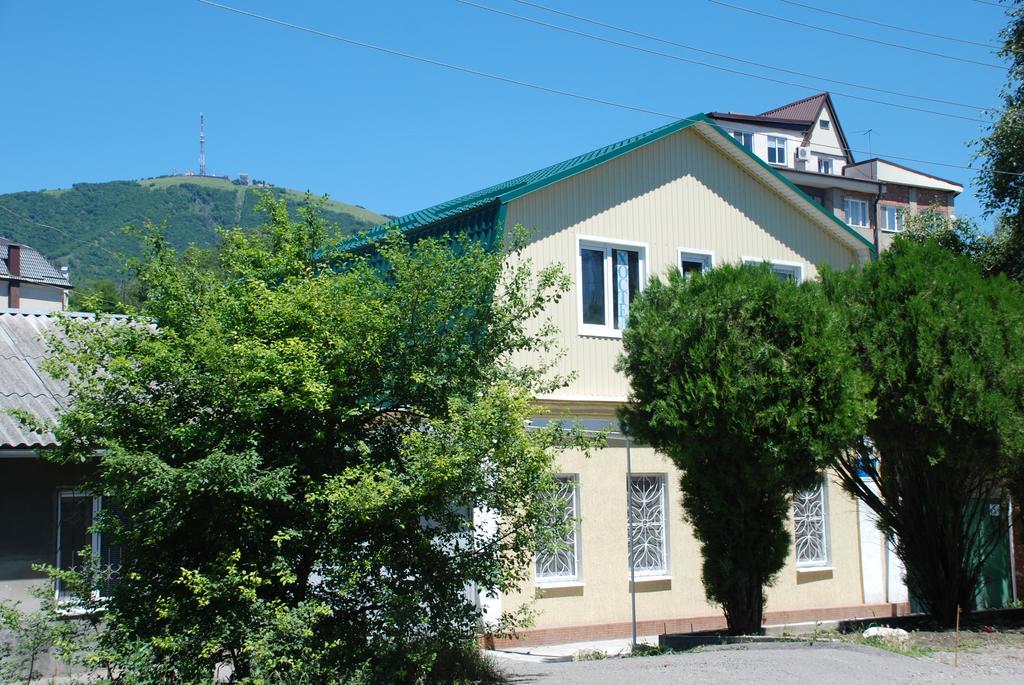 Hostel Svoi Pyatigorsk Bagian luar foto